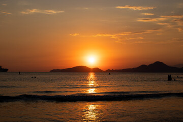 praia com p&ocirc;r-do-sol