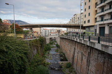 Fototapeta na wymiar bridge over canal in the city