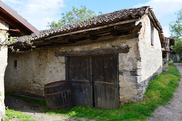 Fototapeta na wymiar an abandoned old stone house in the village