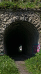 Fototapeta na wymiar túnel de antigo caminho de ferro