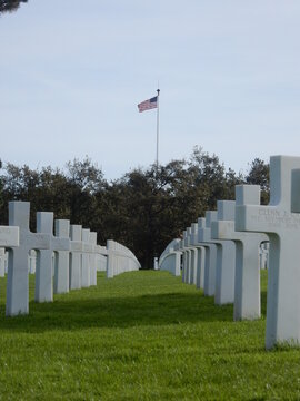 Le drapeau et des croix catholique cimetière américain de Colleville-sur-Mer.