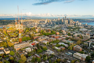 Obraz premium Drone Aerial Footage of Seattle Skyline from Queen Anne Neirghborhood