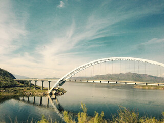 Landscape of the Theodore Roosevelt Lake with a bridge over it in the USA - obrazy, fototapety, plakaty