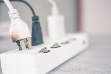 Improper use of the AC power plug and socket can cause a short circuit. Cause a fire And damage electrical appliances.