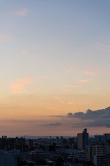 Fototapeta premium 早朝神戸の高層マンション高層階より大阪方面。雲と空がオレンジ色に染まる