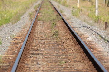 Obraz premium Linha de trem com fundo de paisagem.