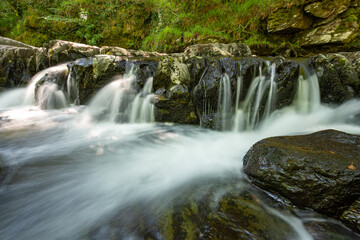 Obraz premium Long exposure of a waterfall on the East Lyn river at Watersmeet In Exmoor National Park
