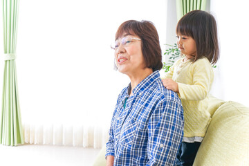 おばあちゃんと遊ぶ子ども