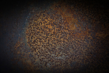 The surface of the steel plate is rusted