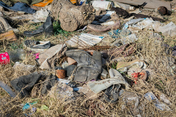 Many women's shoes thrown away with plastic, cardboard, wood, metal, etc.
