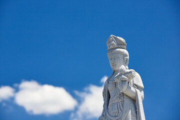 夏の青空と観音の仏像の風景