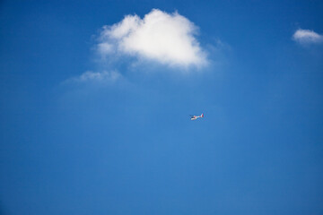 夏の綺麗な青空と飛んでいるヘリコプターの風景