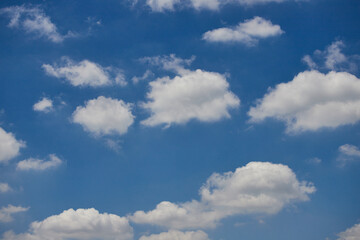夏の綺麗な青空と白い雲の風景