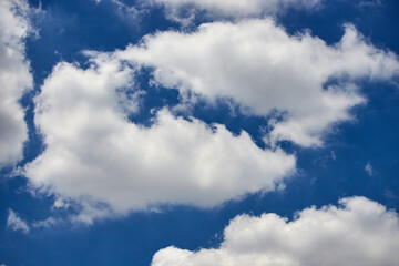 夏の綺麗な青空と白い雲の風景