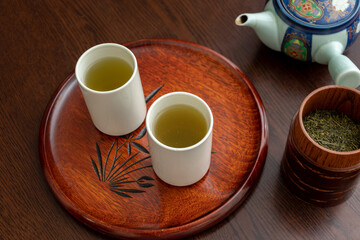 丸いお盆にのせられたお茶
