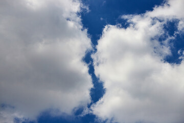 夏の綺麗な青空と白い雲の風景