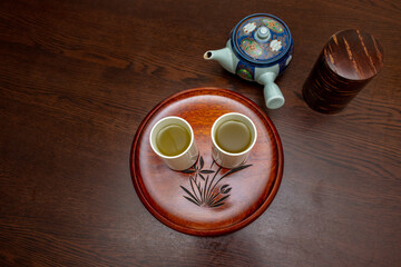 お茶の入ったコップと急須