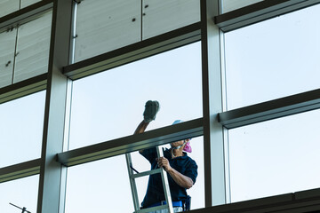 日本　ビルの外窓拭き作業
