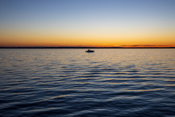 Obraz premium Sunset at Bellingham Bay, Washington. Cornwall Beach Park. Blue hour ocean view.