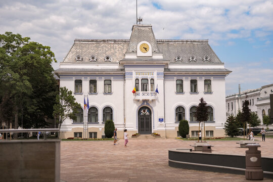 Curtea de apel in Pitesti on a sunny day.