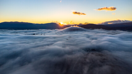 Fototapeta na wymiar sunrise over the mountain