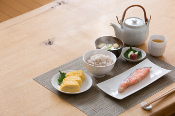 焼き鮭の和朝食、焼き魚、雑穀米、日本食