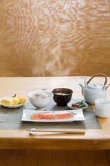 焼き鮭の和朝食、焼き魚、雑穀米、日本食