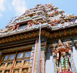 Obraz premium The colorful Sri Mariamman Temple (Wat Kaek) on sunny day