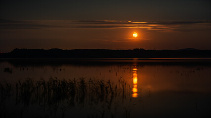Fototapeta premium Full Moon Rising - Vollmond über dem See