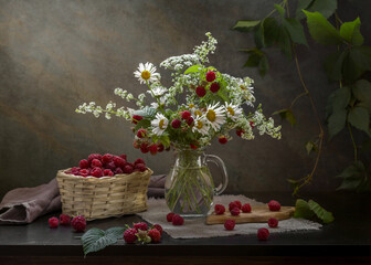 Fototapeta na wymiar Raspberry and a bouquet of daisies.