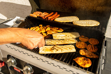 Grillen im Sommer frisches Brot Würstchen und Fleisch