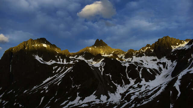Gehe zu Seite
|12345Weiter
Hochgebirge im Abendlicht mit Sonnenschein auf den hohen Bergen, Urgestein mit Schnee mit zarten Wolken