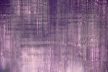 Fein strukturierte Oberfläche in violett und lila aus Wasser mit Wellen und Spiegelung von Pflanzen, positive ornamenthafte Stimmung 