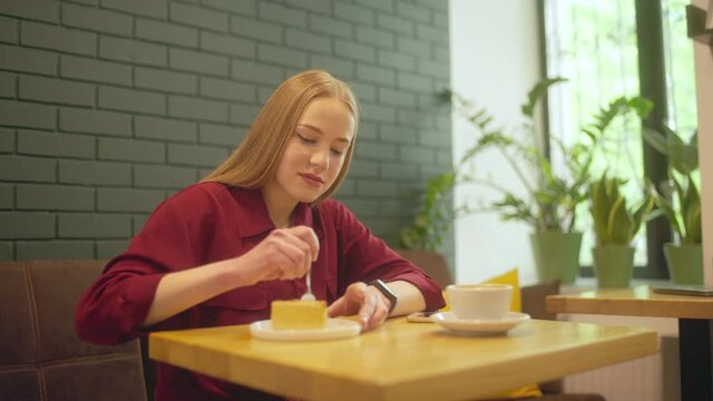 Female customer displeased with taste of cake in restaurant, bad quality food