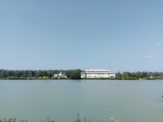 Rhein mit hohem Pegel bei Staustufe Iffezheim
