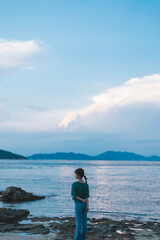 Fototapeta premium 夕暮れの海にいる女性