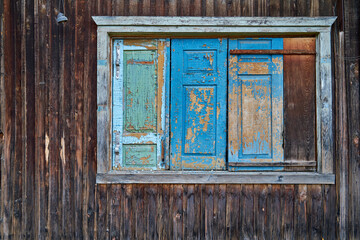 Image of the wall of an old wooden house.