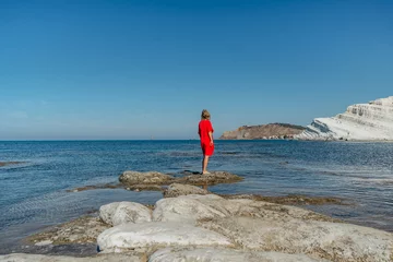 Crédence de cuisine en verre imprimé Scala dei Turchi, Sicile Scala dei Turchi, Sicile, Italie.Joyeuse femme en robe rouge debout sur la plage, profitant d& 39 une journée d& 39 été ensoleillée.Vue sur les falaises rocheuses blanches, eau claire turquoise.Paysage de vacances de voyage.Fille en vacances