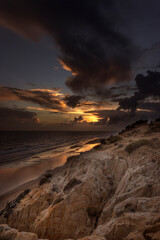 unas vistas de la bella playa de Mazagon, situada en la provincia de Huelva, España. Con sus acantilados, pinos, dunas ,
 vegetacion verde y un cielo con nubes. Atardeceres preciosos