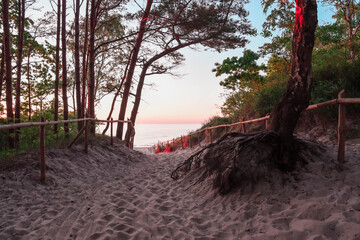 Zachód słońca na plaży w Kołobrzegu. - obrazy, fototapety, plakaty