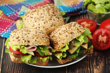 Sandwiches with whole grain bread, ham and vegetables