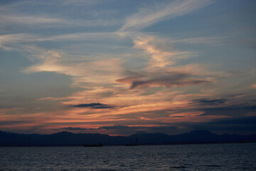 夏の伊勢湾の綺麗な夕焼けの風景