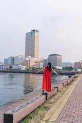 Naklejka premium 夕暮れの海にいる女性