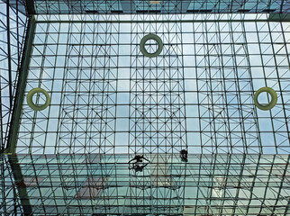 Obraz premium Climbers wash glass walls inside a glass office building