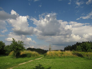 Fototapeta na wymiar Glockenturm in der Landschaft