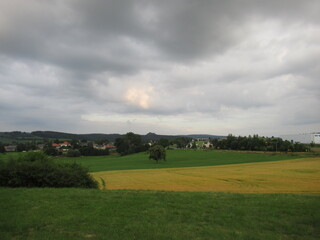 Fototapeta na wymiar Dunkle Wolken über Feldern