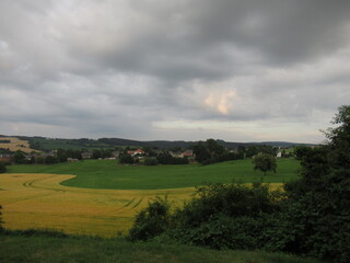 Felder und Wolken