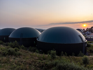 Fototapeta na wymiar Biogasanlage mit einem Sonnenuntergang