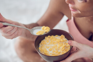 Obraz na płótnie Canvas Dark-skinned cute young woman having a healthy breakfast