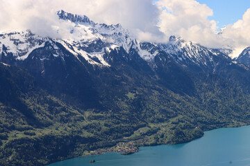 Obraz premium Brienzersee im Berner Oberland; Blick auf Iseltwald mit Roteflue